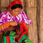 Mujer Kuna bordando una mola tradicional.